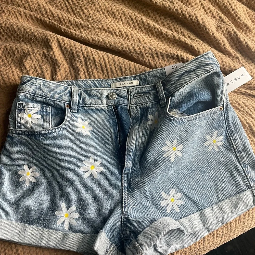 PacSun High Waisted Daisy Shorts - Picture 3 of 4